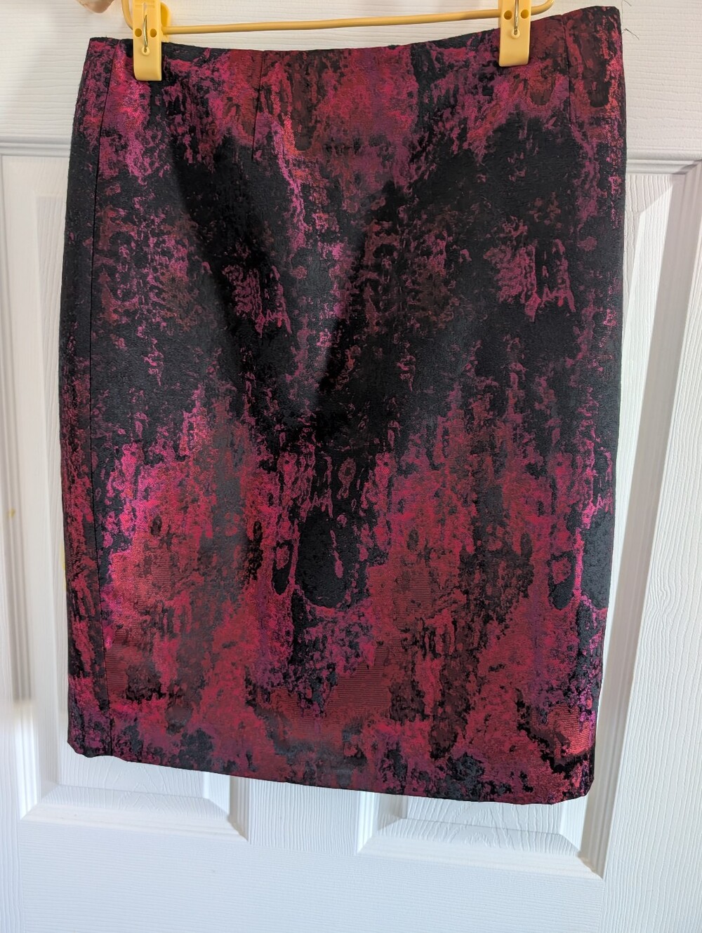 💙 CLEO 💙Women's Black and Fuchsia Patterned Pencil Skirt